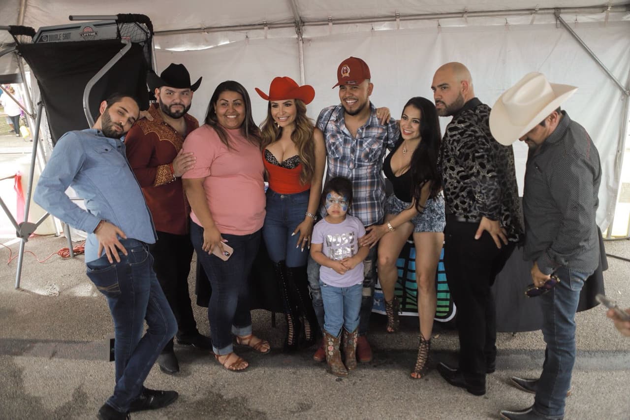 ¿Qué pues
<b>Compa Ivan</b>? Ya te pareces a
<b>El Pelón</b> y
<b>El Feo</b>.