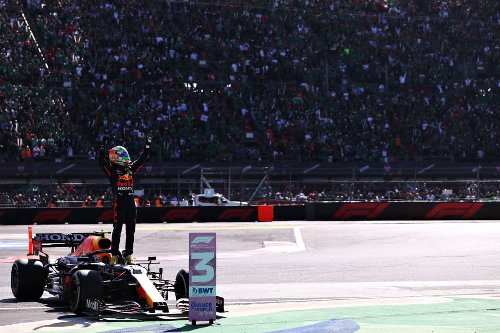 Red Bull hace el 1-3 con Max Verstappen en primer lugar y Sergio Pérez en tercero durante el Gran Premio de México en la Formula 1. Lewis Hamilton se quedó con la segunda posición durante la carrera. El mexicano logró subirse al podio en se casa.