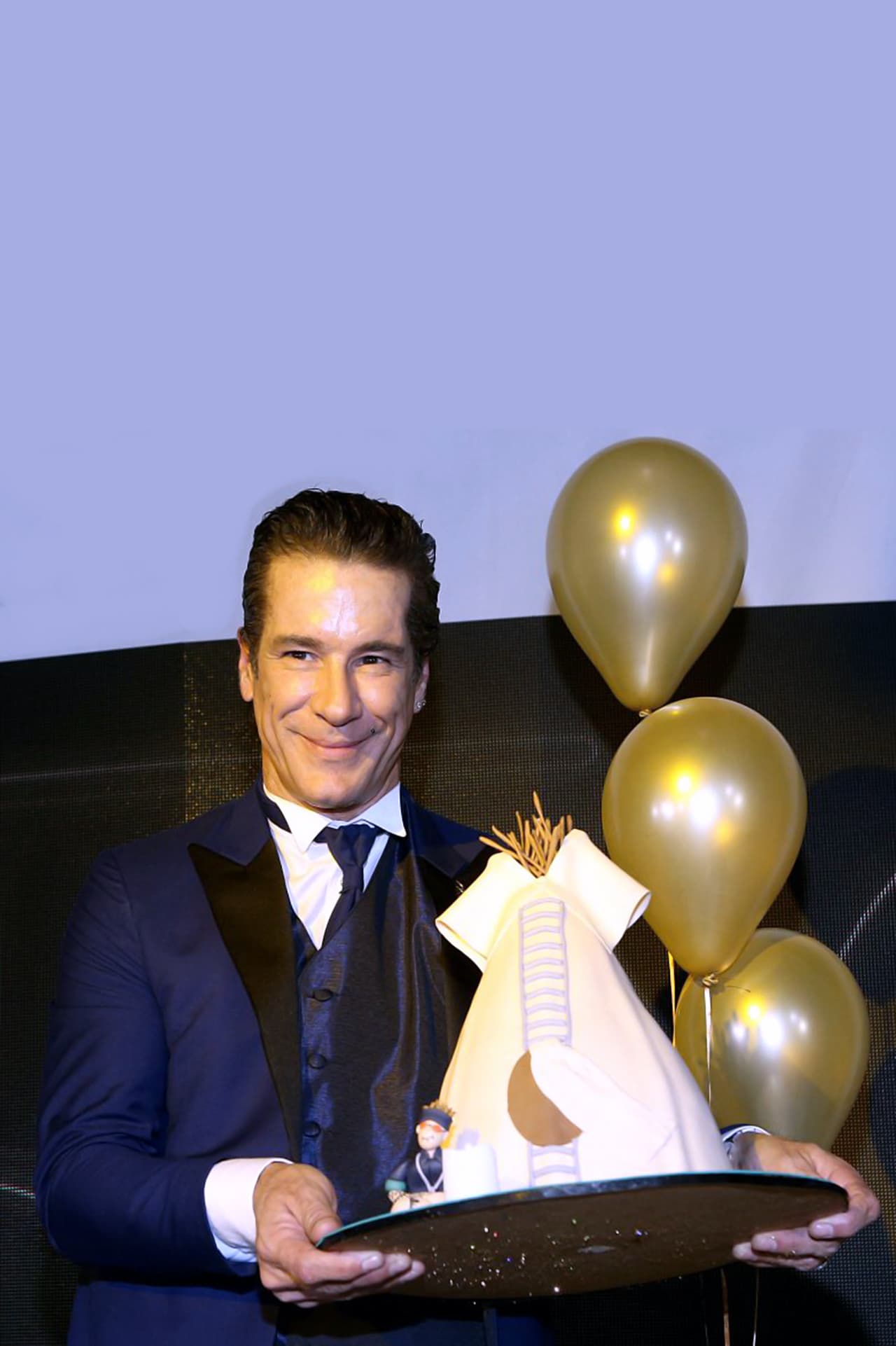 El pasado 6 de enero durante la celebración de su cumpleaños 50,
<b>Fernando Carrillo</b> declaró que fue él quien le
<b><a href="https://www.univision.com/famosos/fernando-carrillo-no-fue-el-unico-una-empleada-domestica-de-eugenio-derbez-tambien-lo-empujo-hacia-hollywood-fotos">"abrió las puertas" de Estados Unidos a Eugenio Derbez</a></b>.