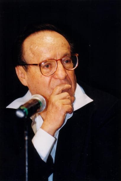 A lo largo de varias décadas de carrera, recibió muchísimos homenajes por todo Latinoamérica. Aquí escucha muy atento una ceremonia en el año 2000.