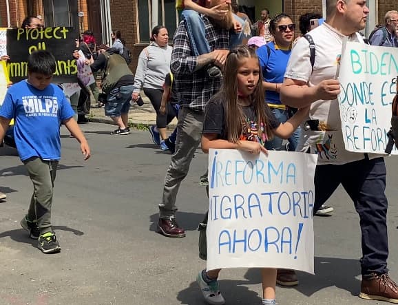 Entre los asistentes hubo muchos niños que portaban carteles que leían "¡Reforma Migrratoria, Ahora!".