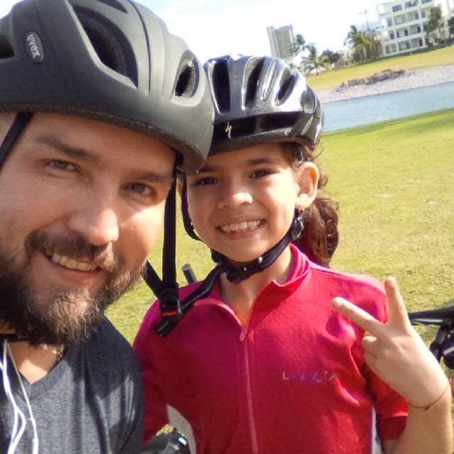 Aquí vemos al orgulloso padre enseñando a su hija Celia Sofía a montar en bicicleta.