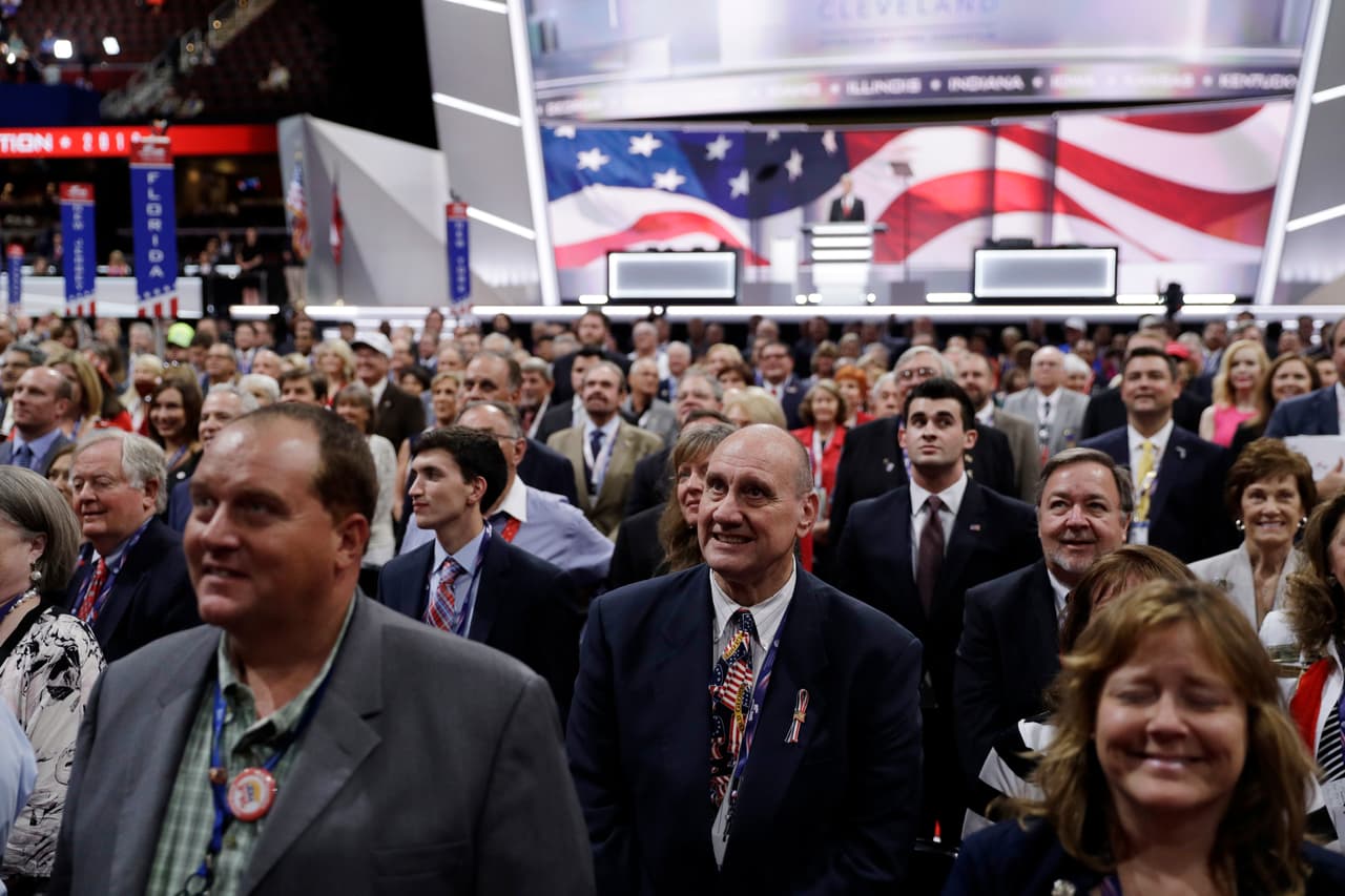 Los delegados se paran frente a las cámaras para un foto oficial tomada durante el primer día de convención.