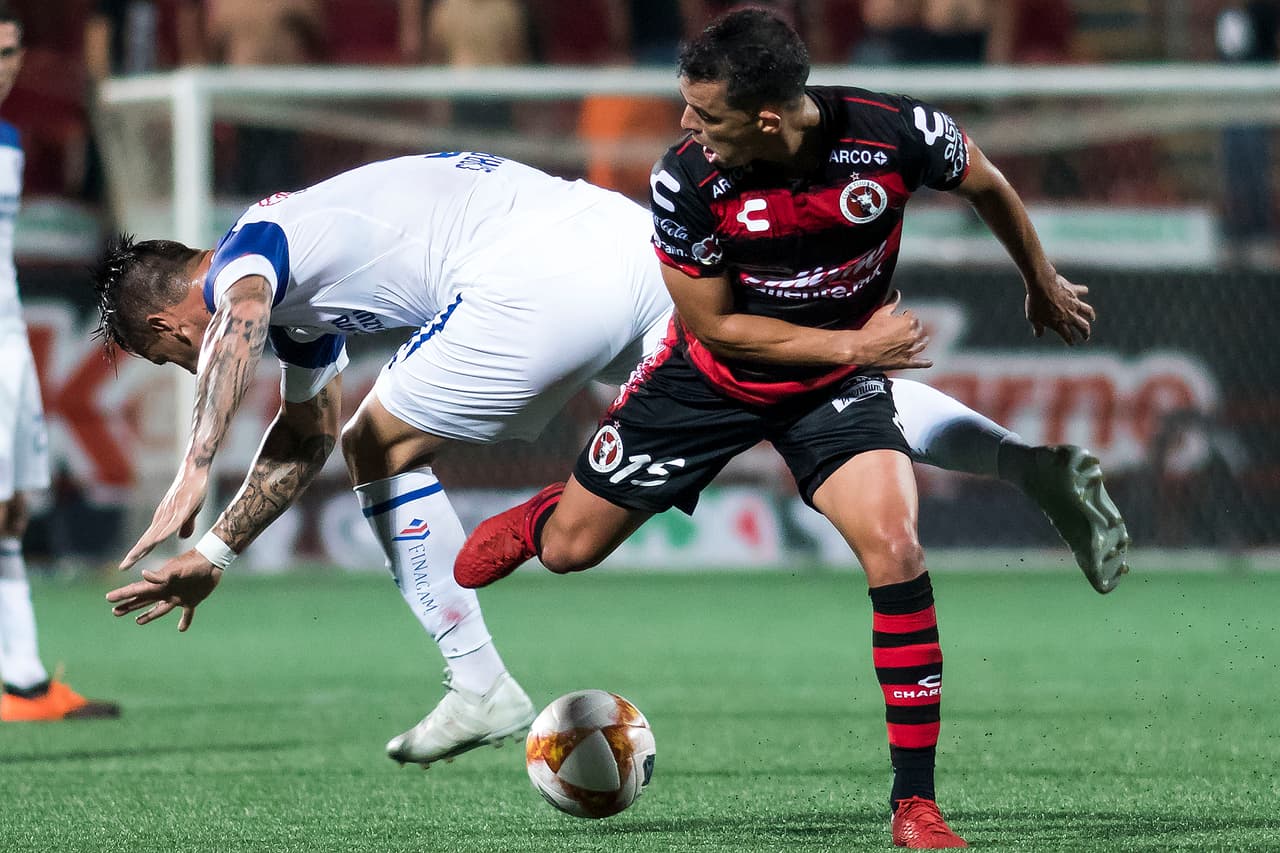 Con más corazón y empuje que cabeza, Tijuana buscó afanosamente el gol del empate pero los cruzazulinos protegieron bien el esférico y no se lo prestaron a los Xolos.