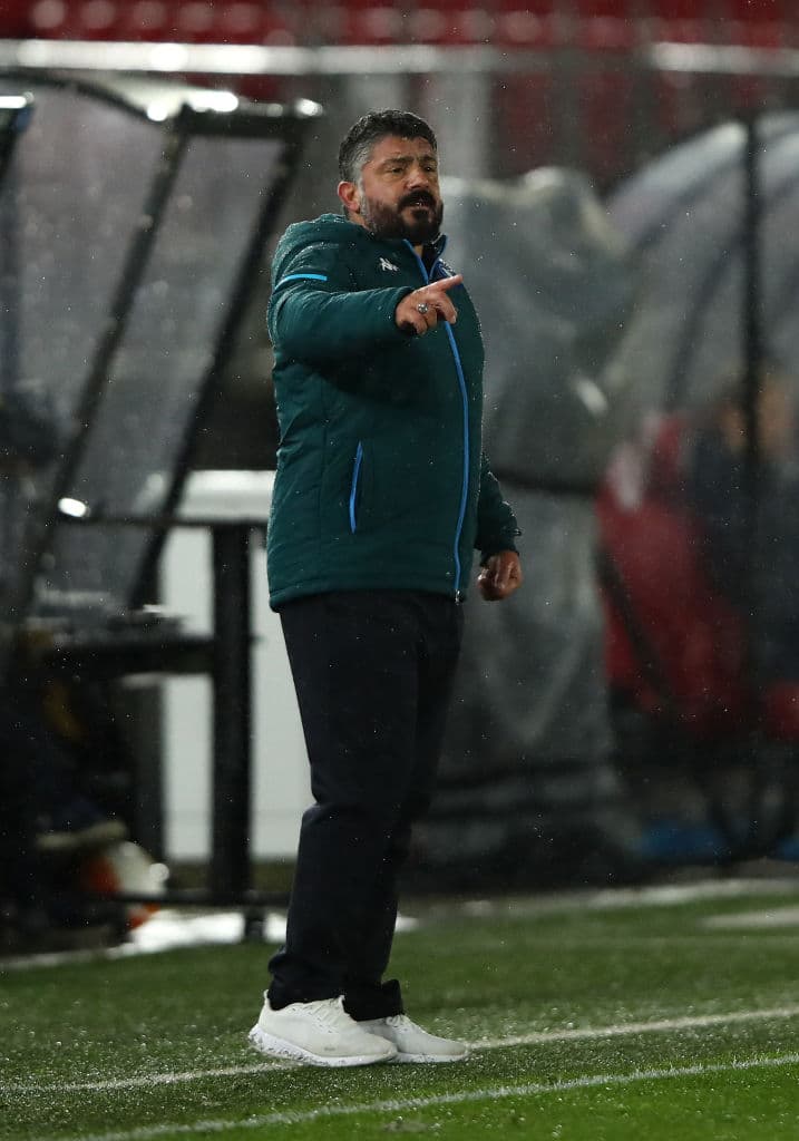 Se va con empate el enfrentamiento entre el AZ Alkmaar y el Napoli 1-1. Dries Mertens abrió el marcador para los de Gatusso, pero llegó la respuesta por parte del equipo local y Bruno Martins Indi anota al minuto 53, dejando que se defina el grupo en la siguiente jornada de la Europa League.