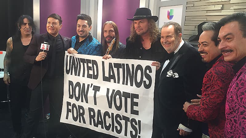 "Latinos unidos, no voten por racistas", fue el mensaje que ambas agrupaciones presumieron.
