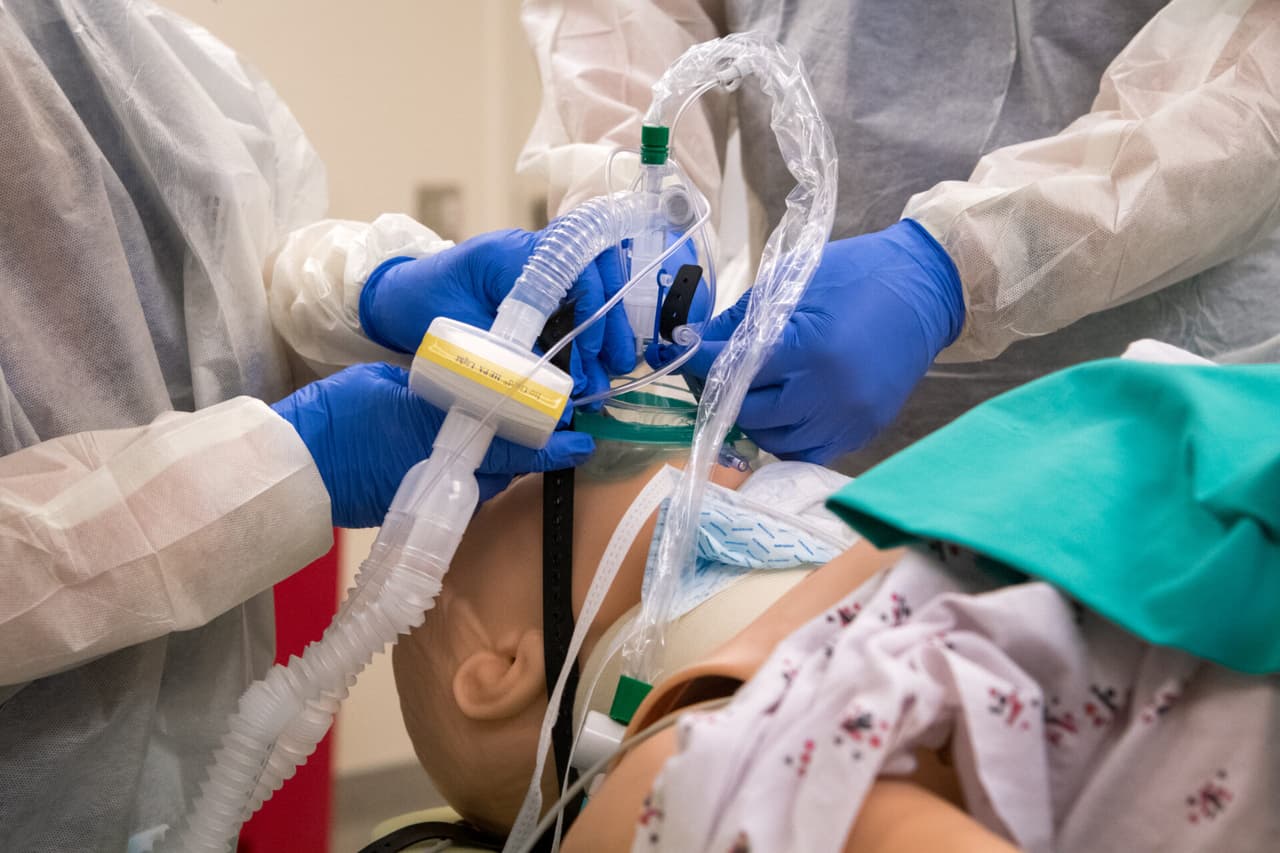 No solo se trata de la cantidad de máquinas respiratorias, sino la pericia para manipularlas, controlarlas y adaptarlas a cada paciente.