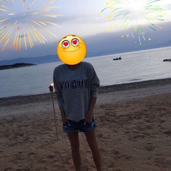 Así la carita de Victoria mientras disfrutaba de la playa.