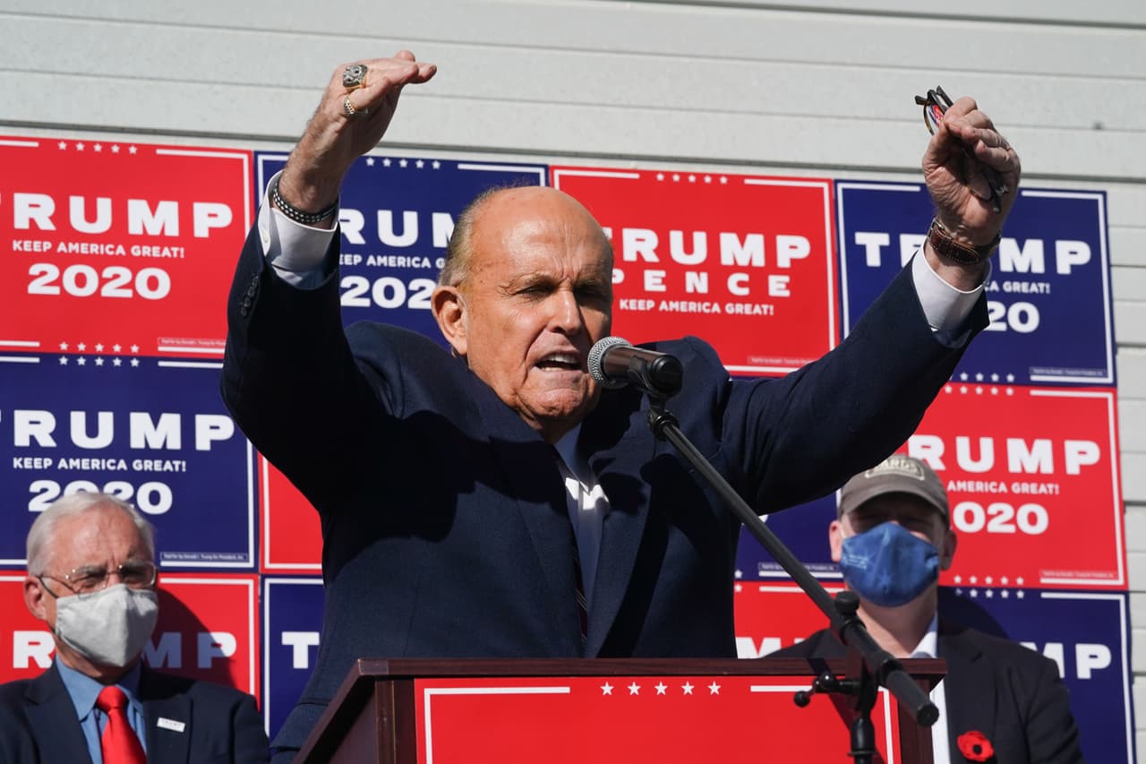 El abogado del presidente Trump, Rudy Giuliani, durante una conferencia de prensa en Pensylvannia el 7 de noviembre del 2020.