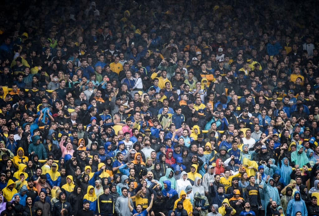 Los hinchas de Boca Juniors y River Plate viven con pasión la ida en la final de Copa Libertadores. Los xeneizes lo disfrutan en La Bombonera, mientras los 'millonarios' apoyan en el Monumental, pues no pueden ir al estadio de su rival.
