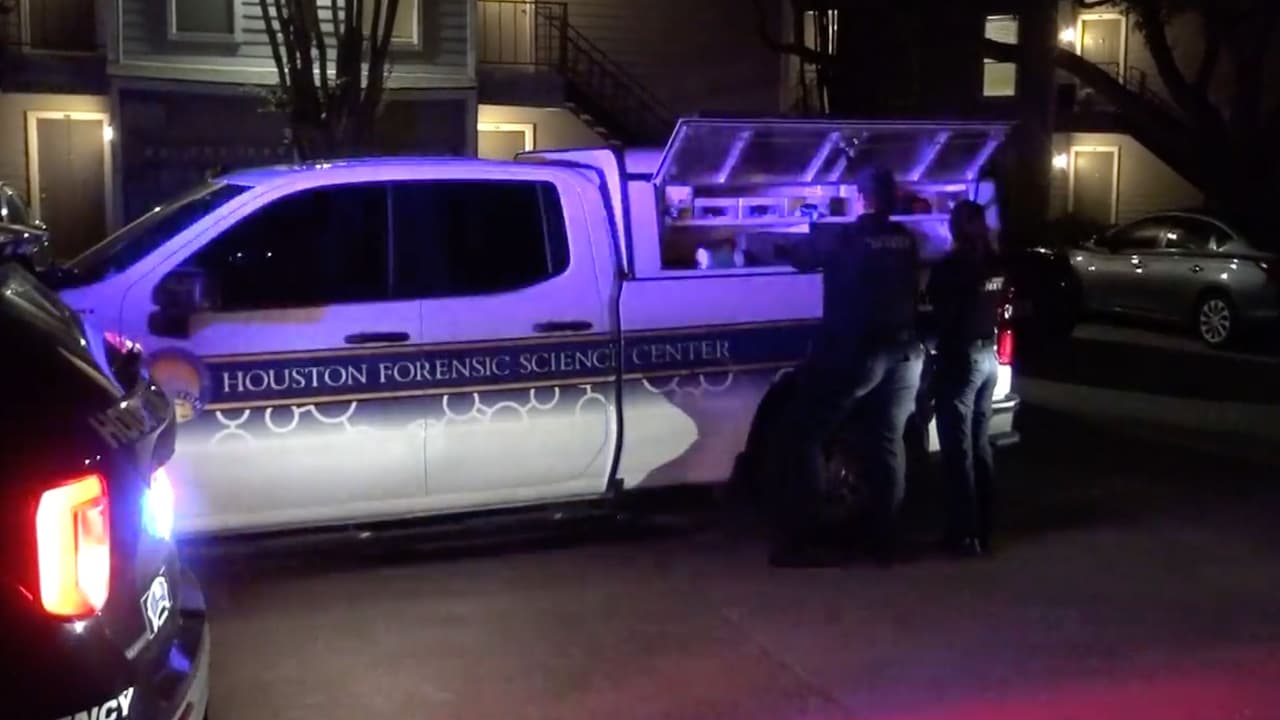 Mujer mata a tiros a un hombre que irrumpió en su vivienda al sureste de Houston: ambos se conocían