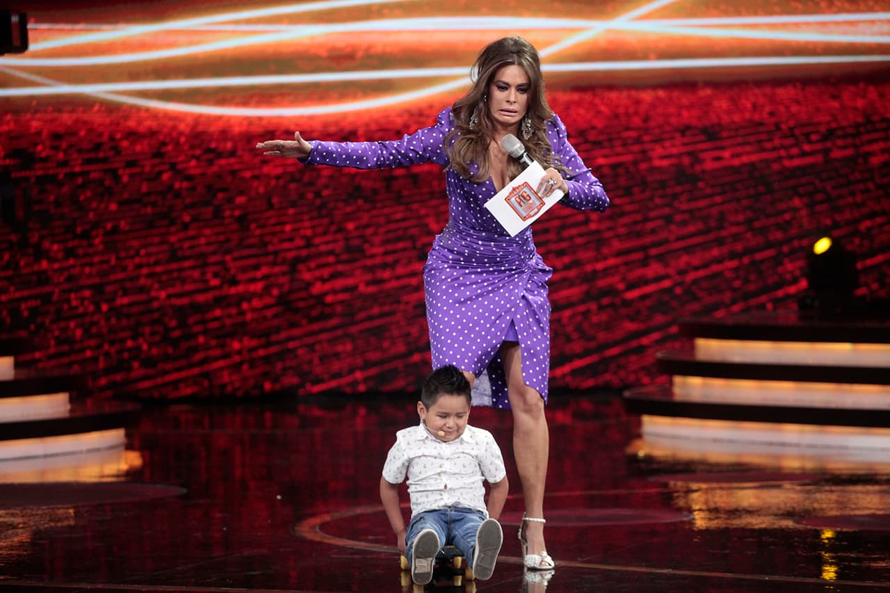 Ya con los tacones sobre ruedas y con Giovani liderando el juguete, Galilea parecía estar a punto de caer.