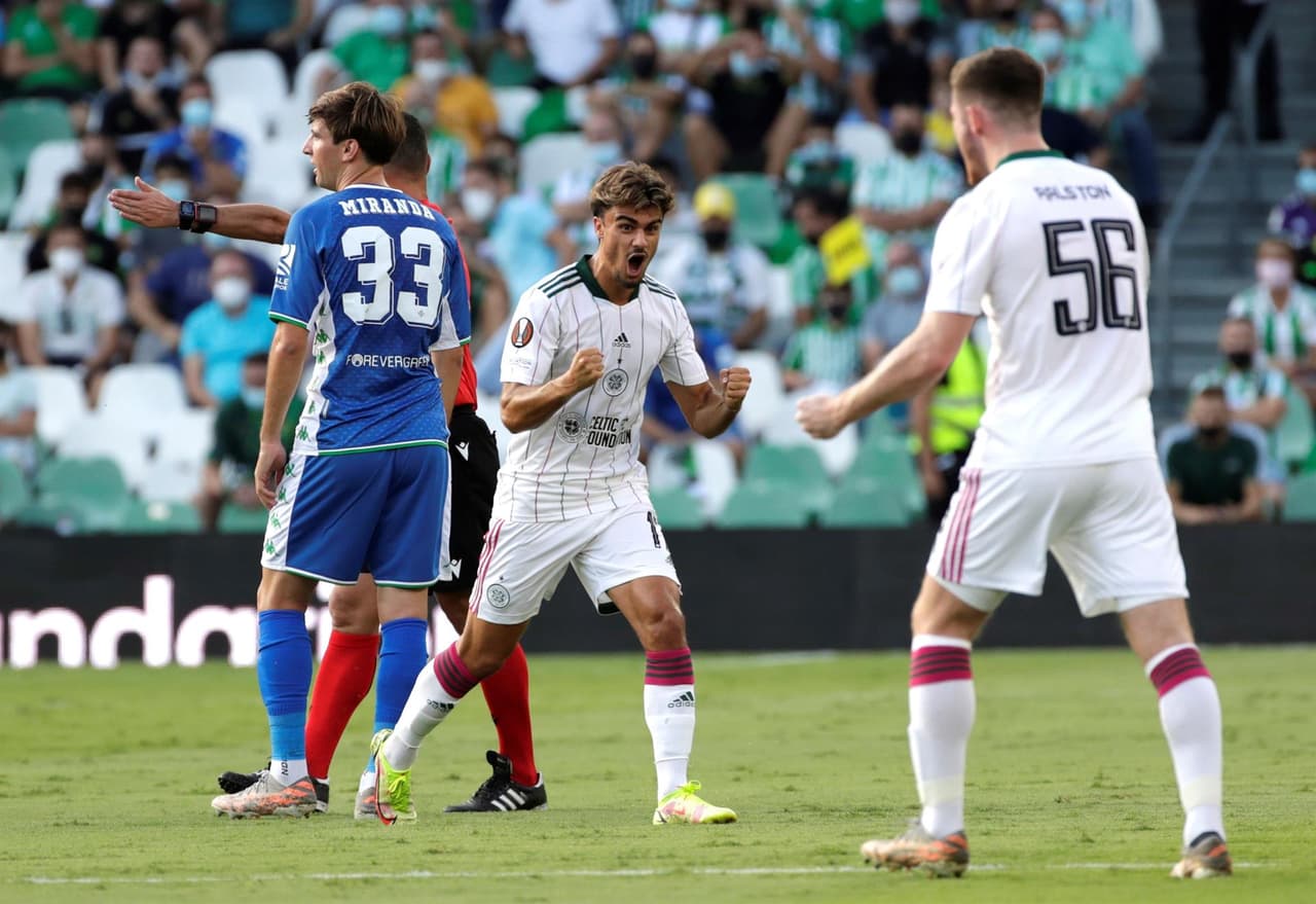 El Real Betis remonta y gana el partido ante el Celtic 4-3, enla primera jornada de la fase de grupos de la Liga Europa que se llevó a cabo en el Benito Villamarín de Sevilla. Albian Ajeti (13') y Josic Juranovic (27') ponían arriba al equipo visitante, pero los béticos reaccionaron y fueron Juan Miranda, Juanmi Jimenez con doblete y Borja Iglesias quienes le dieron la victoria al local. Tony Ralston le dio el tercero al 87'.