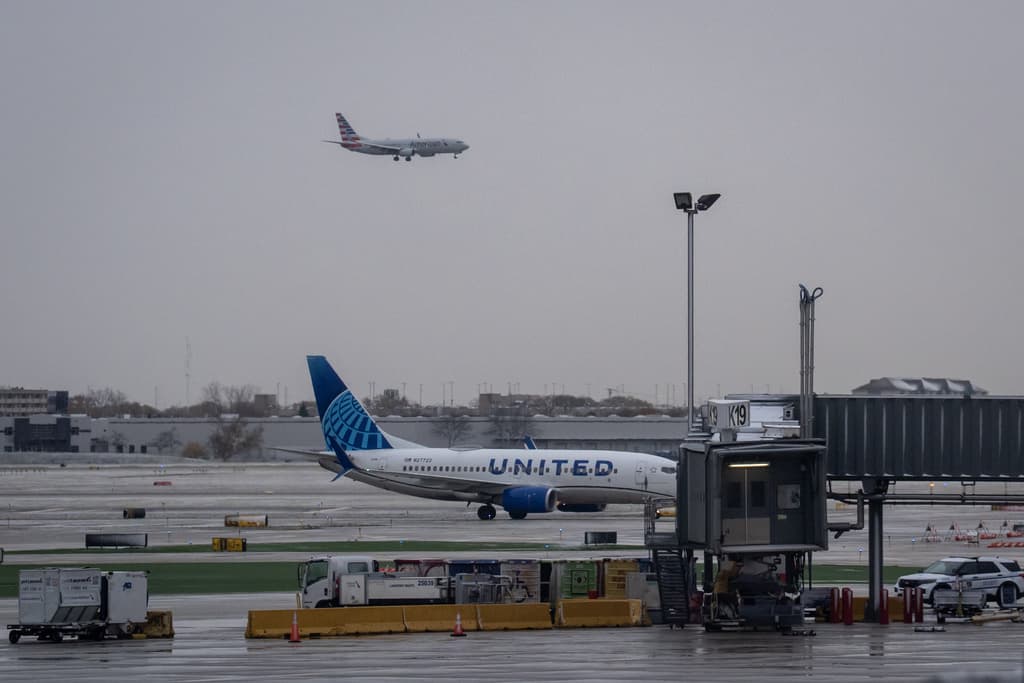 <i>Foto de archivo. </i>El vuelo 455 de United Airlines, un Boeing 737-900 con destino a Phoenix, abortó de forma segura el despegue en el Aeropuerto O’Hare de Chicago tras sufrir daño y reventón de un neumático. No hubo heridos. Los 161 pasajeros y seis tripulantes desembarcaron en la pista y fueron trasladados en autobuses a la terminal. La FAA investiga.