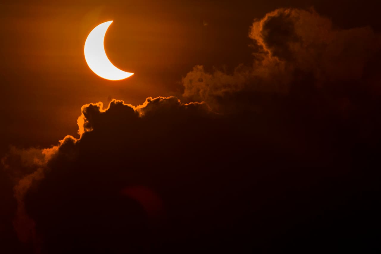 El viernes 13 coincide también con el segundo eclipse solar del año, que no veremos en esta parte del mundo, pero que influye en todo el zodíaco ya que se trata de nuestra estrella gigantesca, nuestro Sol. Una combinación que mueve a los supersticiosos a lucubrar teorías catastróficas de todo tipo, todas sin ninguna base real.