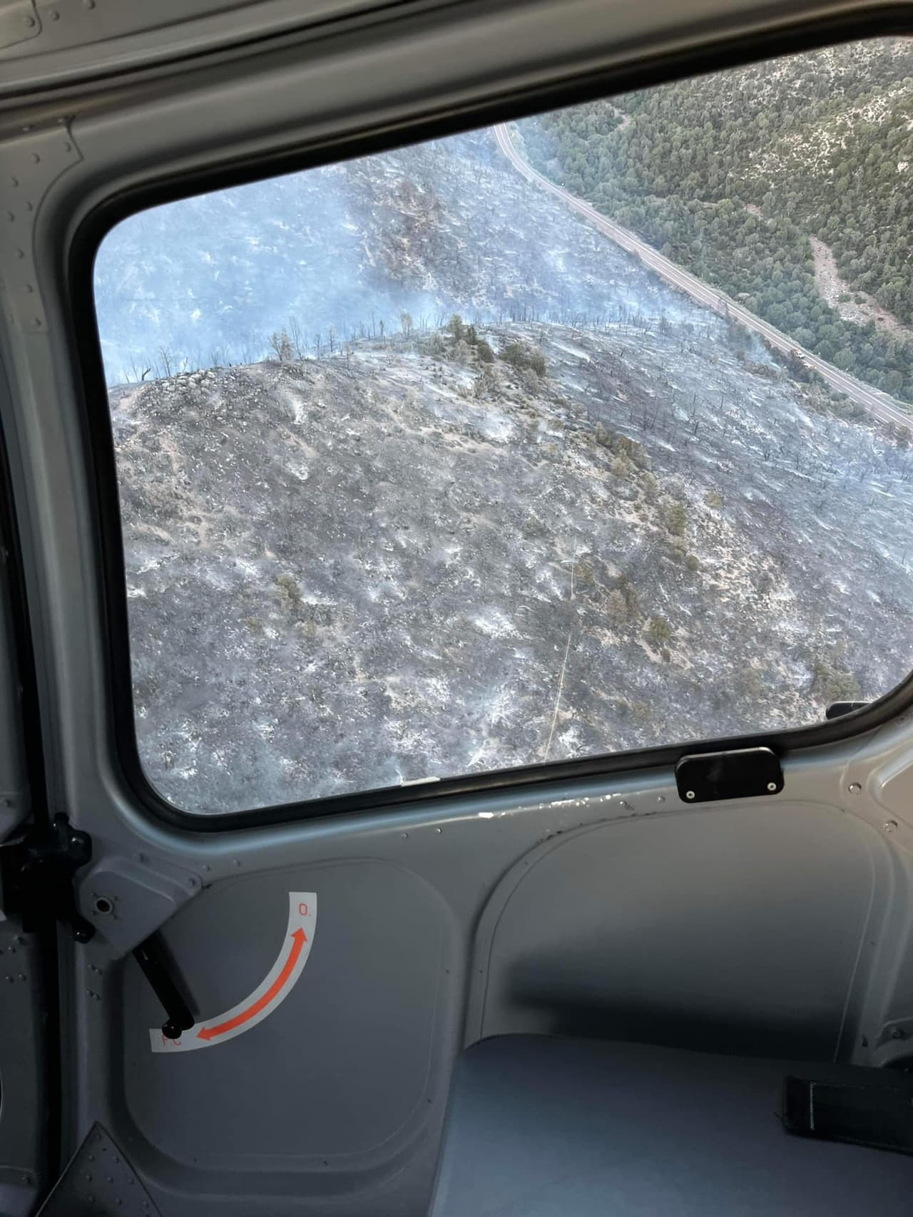 Incendio Flying V sigue extendiéndose en los alrededores de la US60