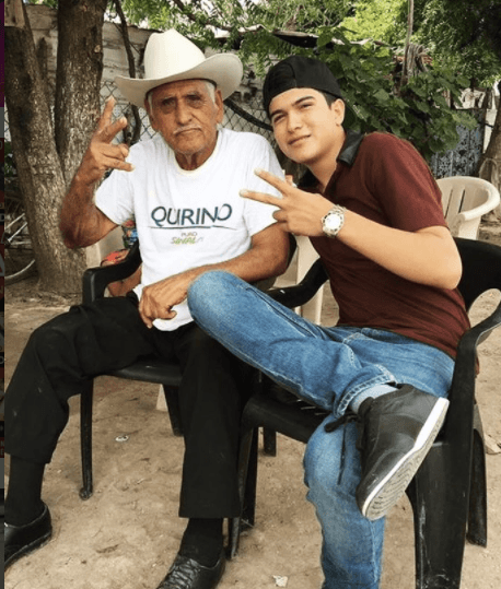 Su padre trabajó en el campo como agricultor y le enseñó el amor por la música.