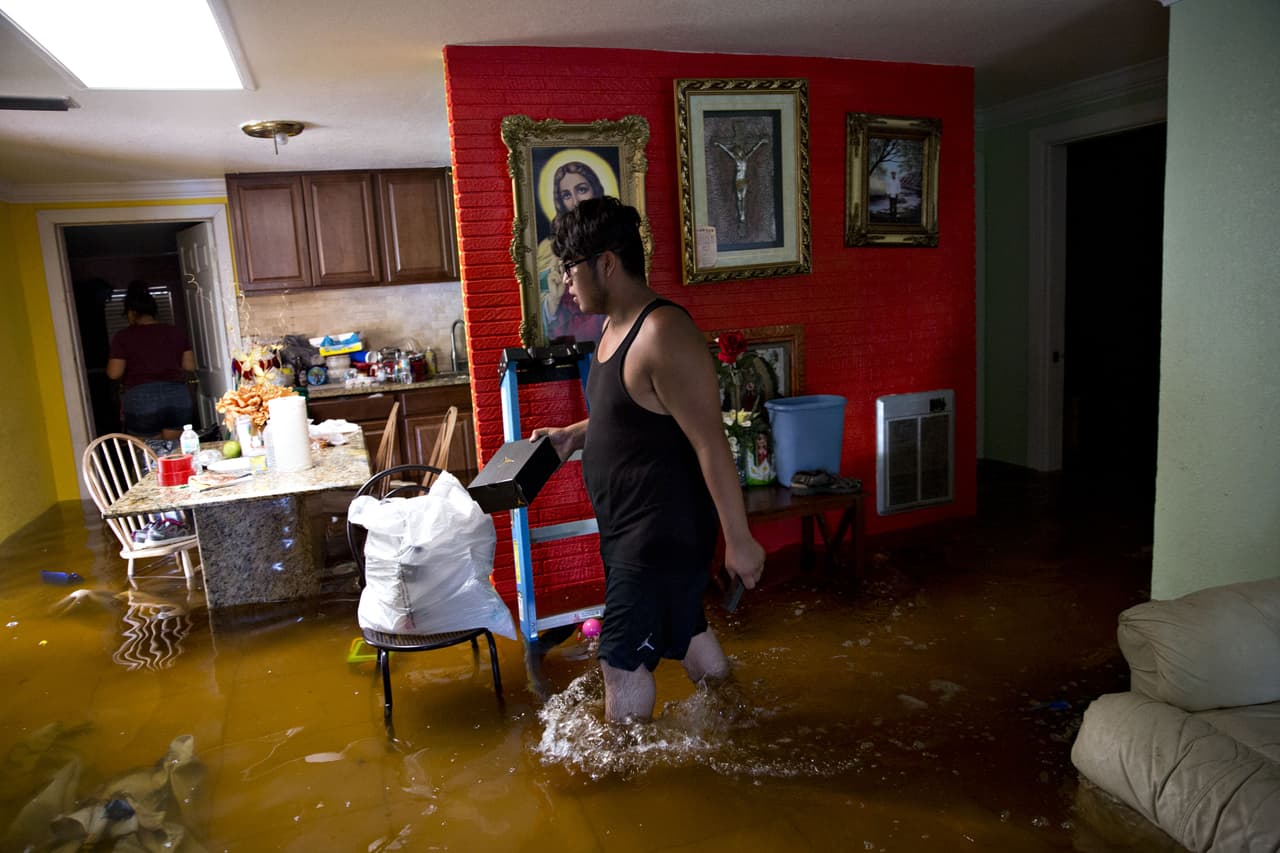 BONITA SPRINGS, FLORIDA. Un hombre entra a su casa inundada y recoge objetos personales este martes. En la costa oeste de Florida detalló el Centro Nacional de Huracanes que hubo marejadas ciclónicas de hasta 4,5 metros.