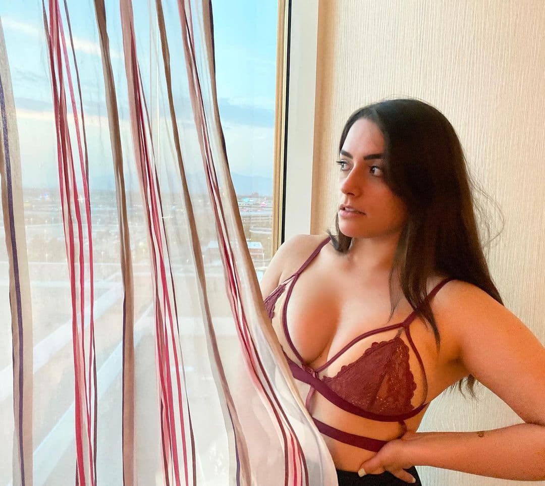 En su más reciente publicación en su cuenta de Instagram, se dejó ver en una sexy lencería que encendió las redes sociales.