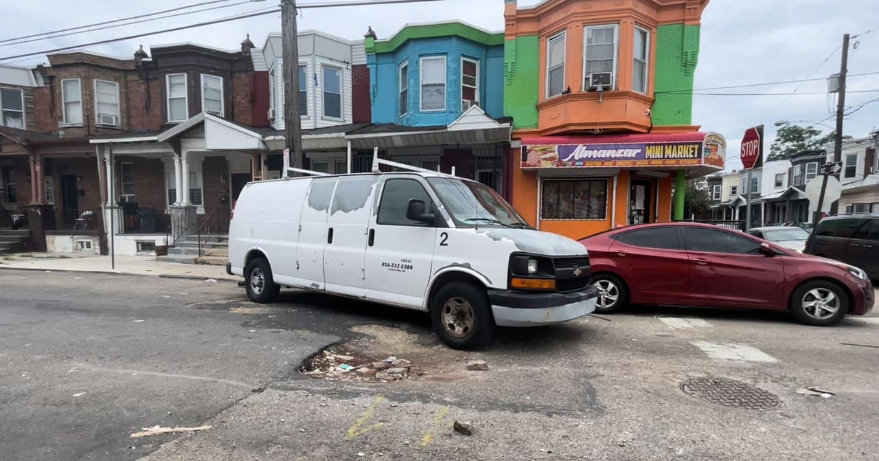 Habitantes de Kensington temen que enorme sumidero trague sus automóviles
<br>