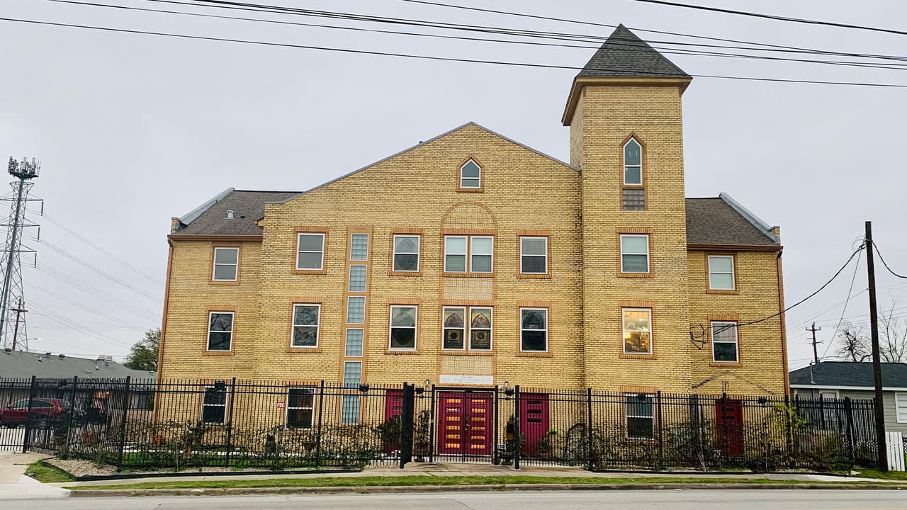 Una iglesia fundada hace más de un siglo al noroeste del centro de Houston encierra un mundo diferente en su interior: es hoy el hogar de varias personas.