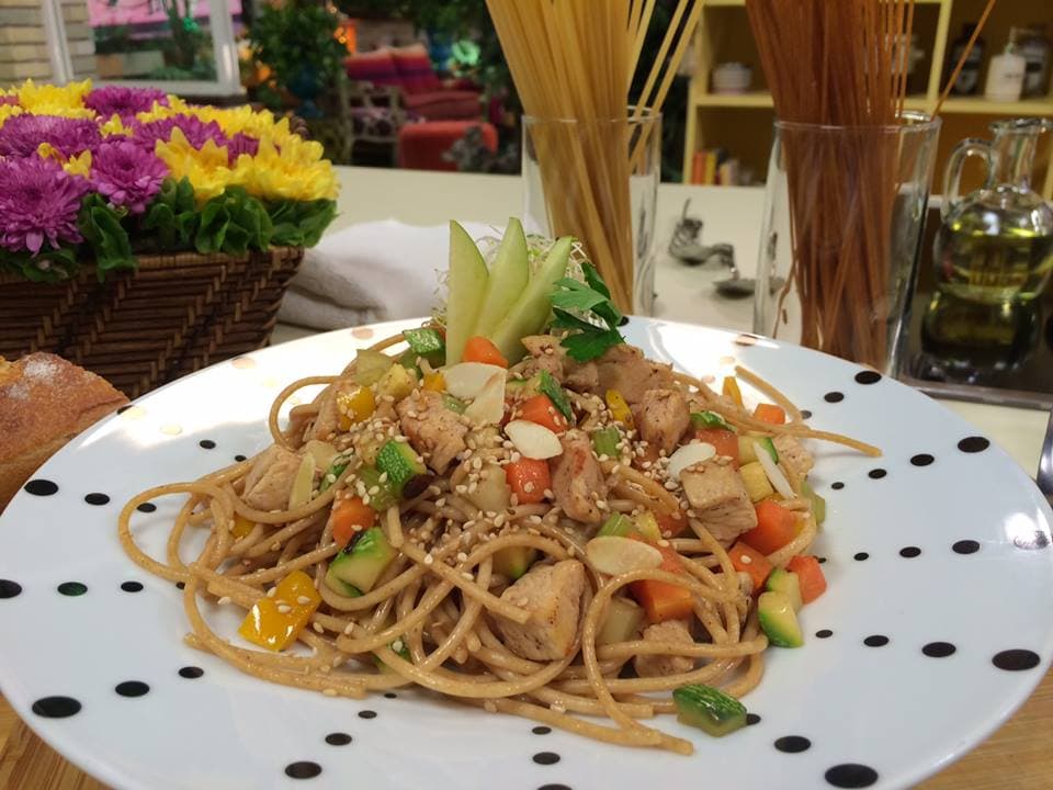 HOY, Omar Sandoval nos enseña a preparar un delicioso Fetuccini con pollo estilo oriental.