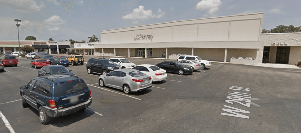 La crisis del coronavirus no sólo ha impactado a los pequeños negocios, la cadena con sede en Texas se convirtió en la compañía más grande en solicitar la protección por bancarrota. Dirección: Lumberton: Biggs Park Shopping Center, 2910 N Elm St.