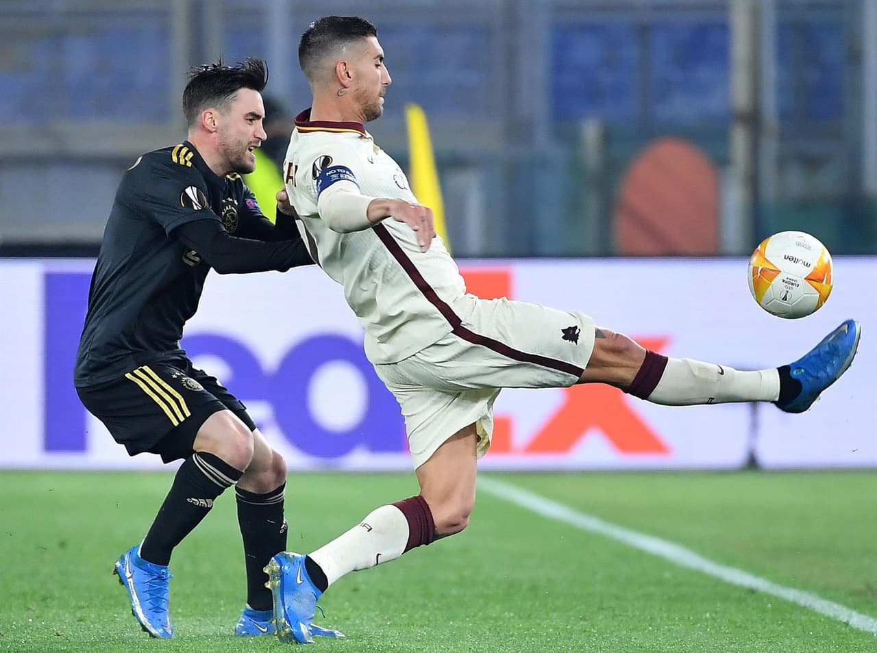 AS Roma y Ajax empatan en el partido de vuelta 1-1, pero el equipo de 'La Loba' califica a las Semifinales de la UEFA Europa League, pues el marcador global favoreció a la escuadra italiana. Bryan Brobbey abrió el marcador para los de Amsterdam, pero el gol de Edin Dzeko firmó la sentencia para la visita.