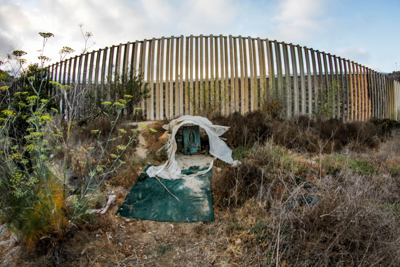 La estatuilla de la 'Virgen de los Migrantes' es difícil de ver a simple vista. Esta recubierta con una especie de tela desgastada por los años. José Hernández, un migrante que también se encomendó a ella, asegura que entre sus amigos, quienes se han detenido a rezarle a la imagen han logrado cruzar.