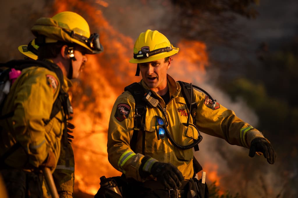 <b>Más de 700 bomberos</b> trabajan el martes, 19 de mayo, con una
<b>misión común</b>: detener y extinguir por completo al
<b><a href="https://www.univision.com/local/los-angeles-kmex/sin-contener-incendio-sandy-700-bomberos-impedir-que-afecte-los-angeles-california" target="_blank">incendio Sandy</a></b>, que comenzó un día antes, en la cuadra 600 de la avenida Sandy, en Simi Valley,
<b>en el condado de Ventura, al sur de California</b>.
<br>
<br>
<b>El Departamento de Bomberos de Los Ángeles</b> auxilia en la emergencia al condado vecino y también toma previsiones en casa.
<b>Advirtió posibles desalojos</b> a las más de 30,000 personas que
<b>residen en <a href="https://www.univision.com/local/los-angeles-kmex/bomberos-restos-humanos-chatsworth" target="_blank">Chatsworth</a>,</b> al extremo noroeste de la ciudad, en caso de que las condiciones con el incendio Sandy empeoren.