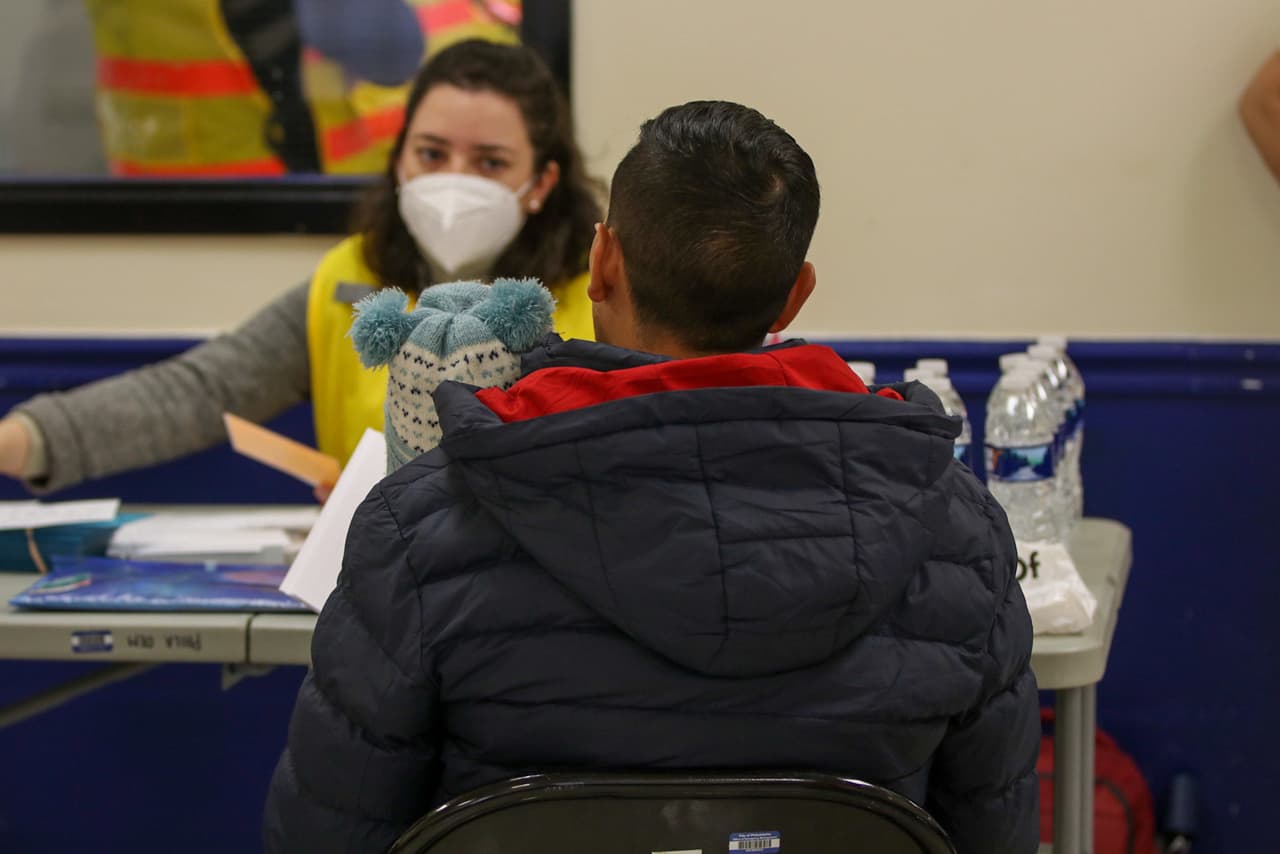 Los inmigrantes, que según un defensor de la inmigración procedían en su mayoría de
<b>Colombia </b>además de
<b>República Dominicana </b>y
<b>Cuba</b>, comenzaron a desembarcar en la fría mañana de Filadelfia alrededor de las 6:15 a. m.