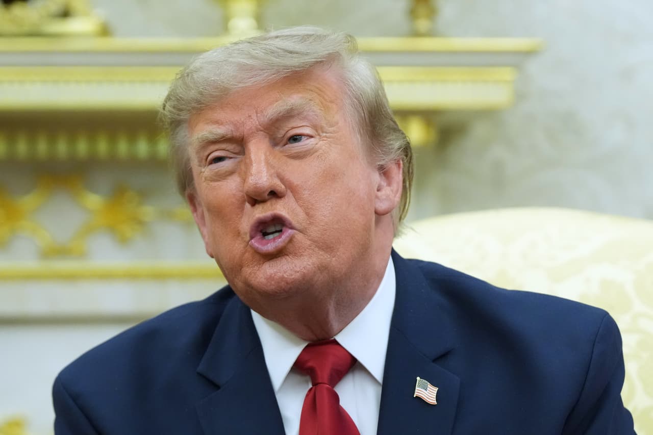 Trump pide que ICE continúe haciendo paradas de tráfico pese a las recientes muertes de inmigrantes