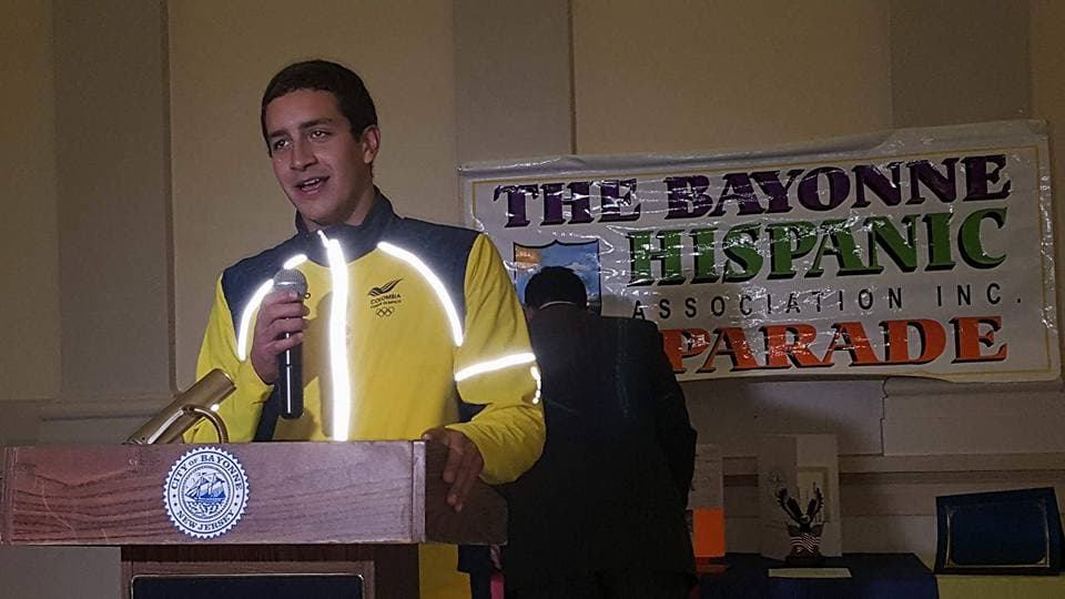 El nadador Jonathan Gómez durante el reconocimiento que la Asociación Hispana de Bayonne le dio este miércoles a su llegada de las Olimpiadas de Río de Janeiro.