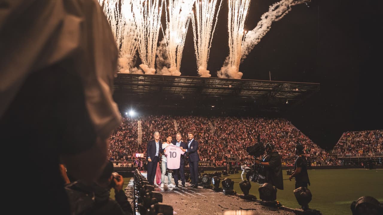 Tras los discursos y fuegos artificiales, el show continuó en el DRV PNK Stadium. Camilo, Ozuna y Paulo Londra interpretaron parte de sus éxitos ante los casi 20 mil asistentes.