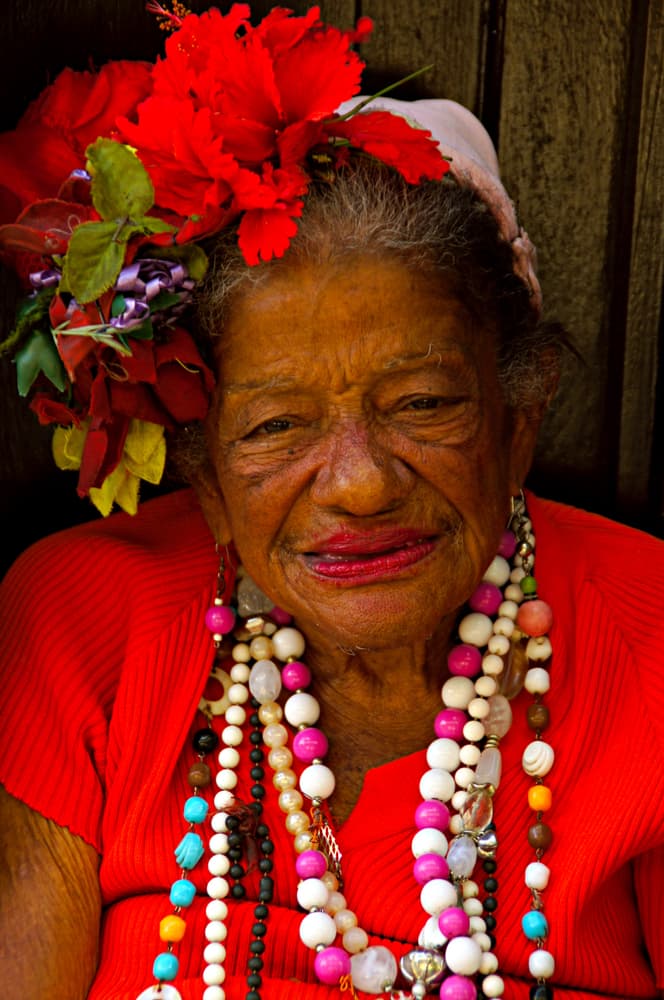 Los collares que tienen cuentas moradas con rayas azules suelen ser muy importantes porque se relacionan con el Orisha Babalu Aye, el dios de las enfermedades, y quien se sincretiza con San Lázaro. Estos collares se usan para aquellos que tienen problemas de salud y quieren que este santo o dios los ayude a recuperarse.