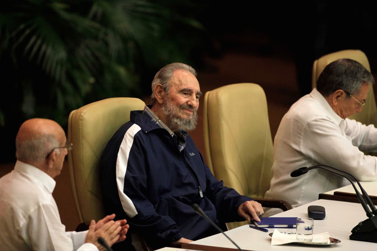 Archivo - Fidel Castro hace una aparición sorpresa en el VI Congreso del Partido Comunista en La Habana, Cuba, el martes 19 de abril de 2011.(Foto AP/Javier Galeano)