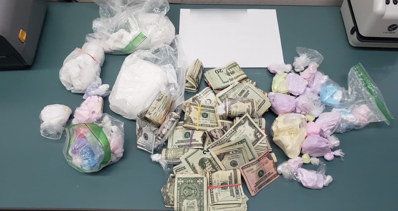 Arrestan a tres adultos y un menor por posesión de fentanilo y armas de fuego en la Bahía