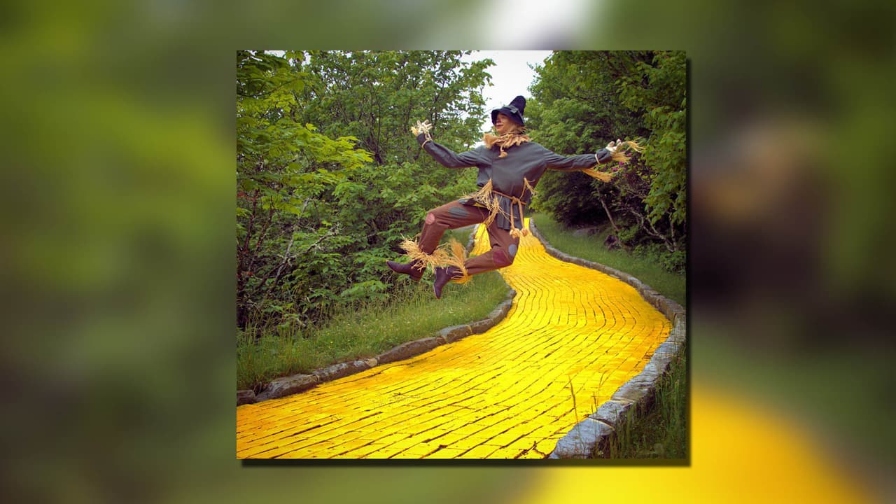 <b>Land of Oz Theme Park, en Beech Mountain</b>. El parque temático Land of Oz se agregó a Beech Mountain como una idea única para seguir atrayendo turismo. El parque fue una vez bullicioso, pero poco a poco el interés se desvaneció y el parque finalmente se vio obligado a cerrar sus puertas. Hoy en día, el parque temático El Mago de Oz se encuentra en silencio en la ladera de Beech Mountain. Una vez al año, las calles de Emerald City se iluminan para el evento Otoño en Oz.