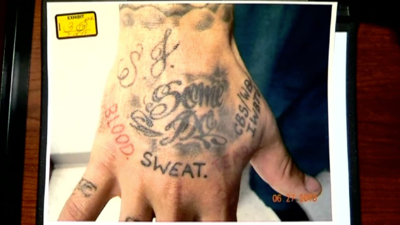 “Si alguien tiene un tatuaje de la santa muerte, debe tener una buena explicación para los agentes de migración al momento de un proceso como lo es la residencia”, advierte González.