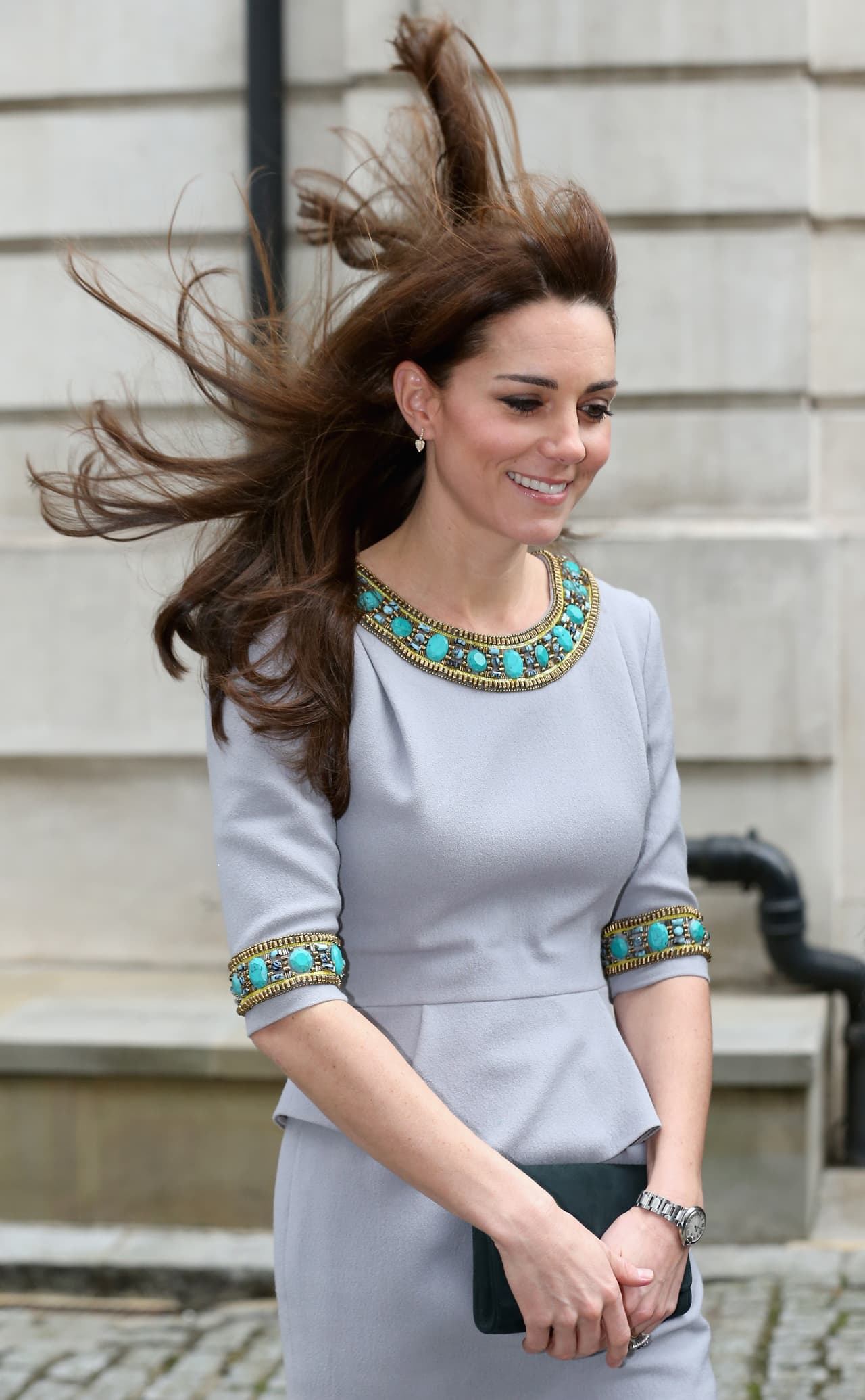 El viento no dejaba de alborotar su cabellera.