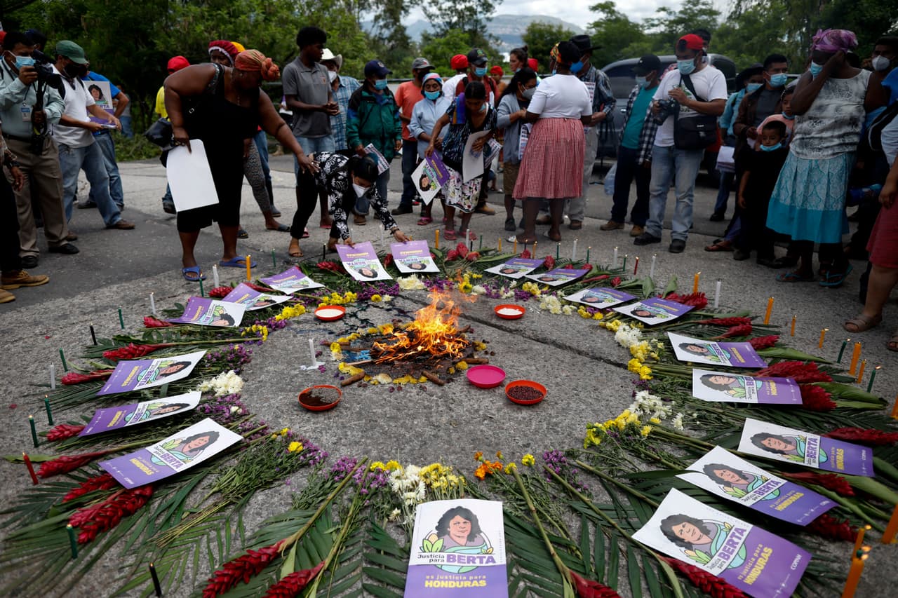 Imágenes de la activista Berta Cáceres frente a la Corte Suprema.