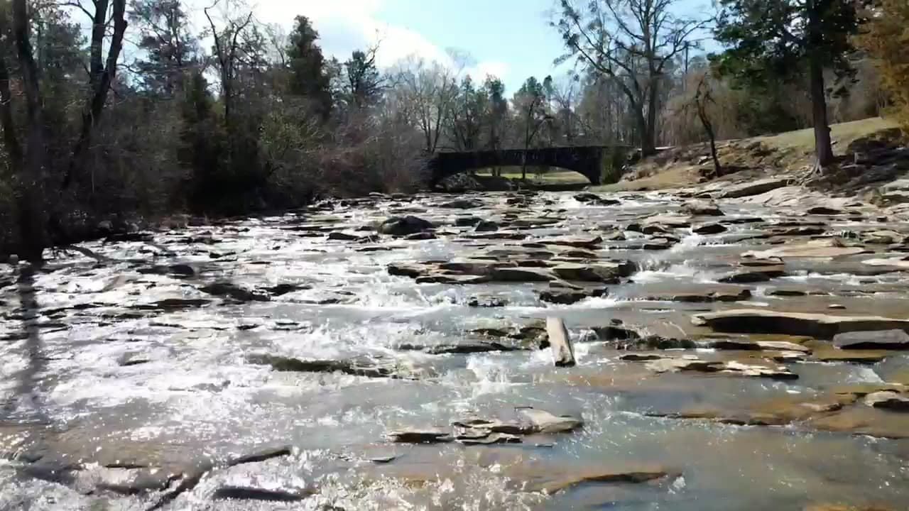<a href="https://gastateparks.org/IndianSprings"><b>Indian Springs State Park (Flovilla)</b></a>. Indian Springs es uno de los parques estatales más antiguos de los Estados Unidos y un lugar popular para la recreación al aire libre. Durante siglos, los indios Creek recogieron el agua de manantial por sus cualidades curativas y, durante el siglo XIX, la zona era una bulliciosa ciudad turística. Hoy en día, los visitantes aún pueden probar el agua de manantial que fluye dentro de la casa de piedra del manantial construida por el Cuerpo Civil de Conservación (CCC).
<br>
<br>
<a href="https://goo.gl/maps/JPJTniv666eBxwuo6"><b>Cómo llegar</b></a>