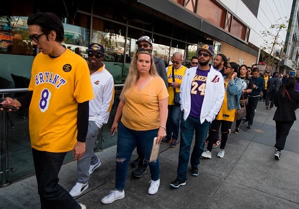 Desde primeras horas de este lunes 02.24.2020 una marea morada y dorado llegaba al Staples Center en el centro de la ciudad, para rendir homenaje a Kobe Bryan y a su hija Gianna.
<br>
