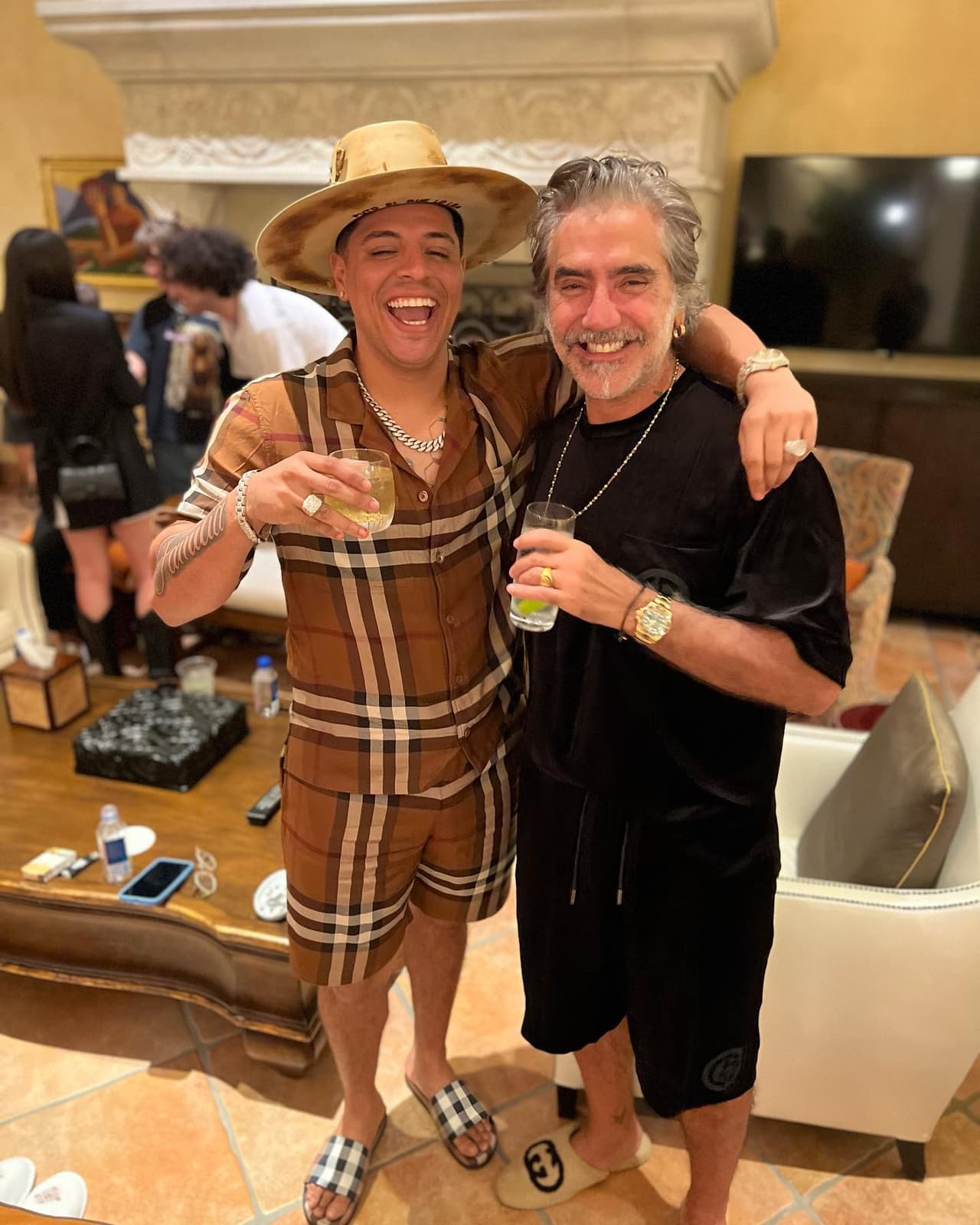 <h2 class="cms-H2-H2">Eduin Caz & Alejandro Fernández</h2>
<br>
<br>Eduin Caz se encontró en Las Vegas, con
<a href="https://www.univision.com/shows/el-gordo-y-la-flaca/alejandro-fernandez-celebra-20-anos-dando-el-grito-de-independencia-mexicana-en-las-vegas-video" target="_blank">Alejandro Fernández</a>, para celebrar los 212 años de la Independencia de México, donde cantaron juntos, y lo celebraron con un brindis. Los seguidores de ambos artistas ya están pidiendo una colaboración en un tema.