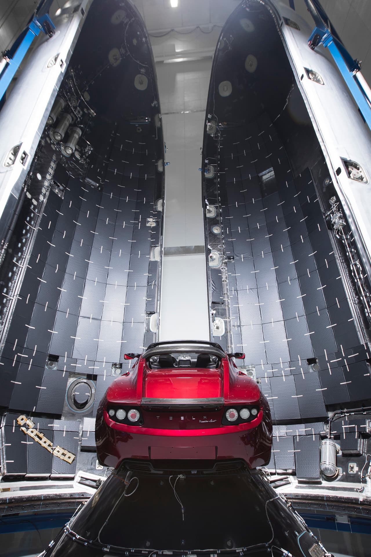 El lanzamiento del
<b>Falcon Heavy se produjo </b>este martes seis de febrero desde el Centro Keneddy de la NASA en Cabo Cañaveral (donde también se produjo el lanzamiento del Apolo 11), y su pasajero principal fue este Tesla Roadster color rojo, propiedad de elon Musk.