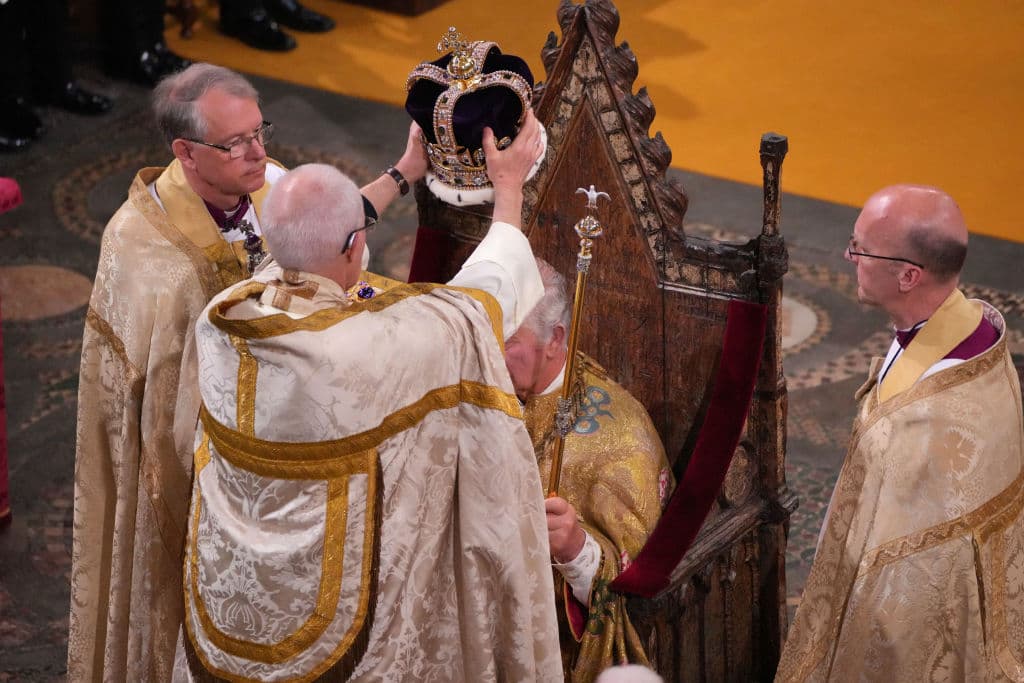 Este fue el momento en que el arzobispo de Canterbury, Justin Welby, líder espiritual de la Iglesia de Inglaterra, colocó sobre la cabeza del monarca de 74 años la corona de San Eduardo, que no se había utilizado desde la coronación en 1953 de su madre, fallecida en septiembre.