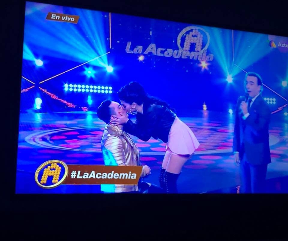 En vivo, en
<b>cadena nacional mexicana, Kimberly Flores se agachó a besarlo</b>, lo levantó y se quedó muda.