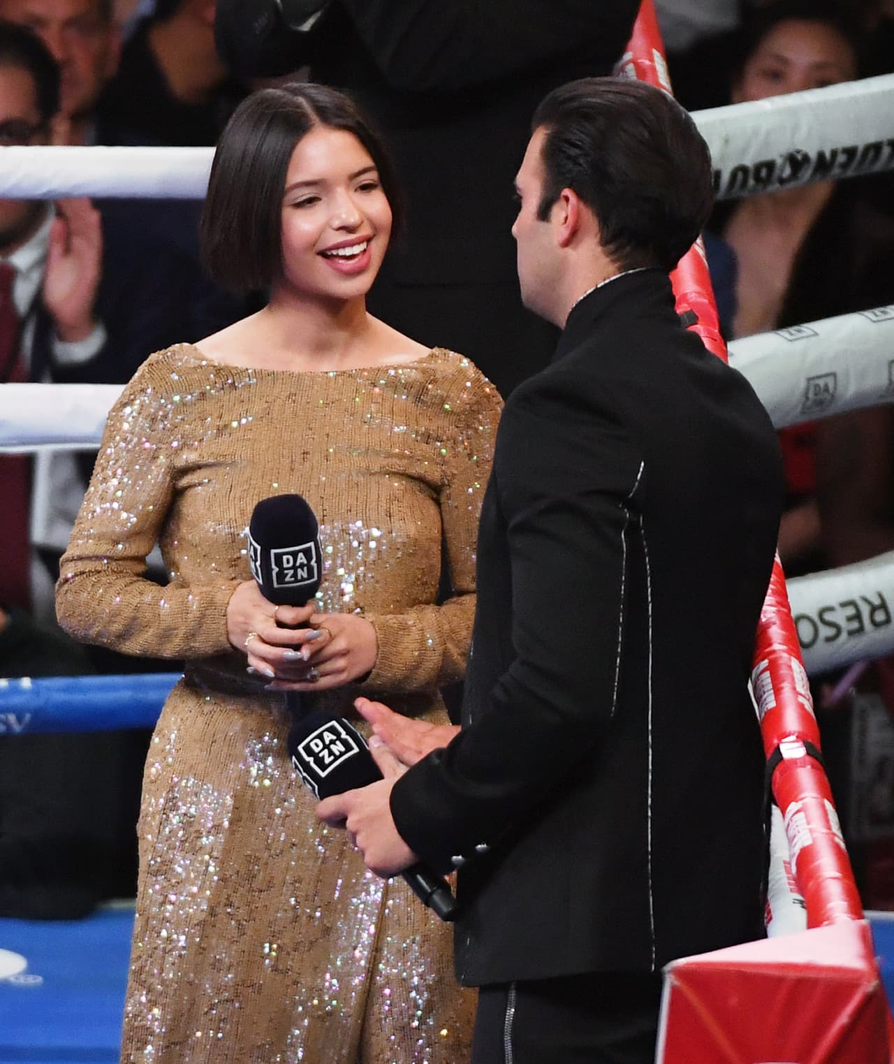 Para la pelea del pasado sábado, vistió de una forma distinta por el tipo de escenario, pues literalmente cantó sobre el cuadrilátero. Su atención, además, estuvo concentrada en
<b><a href="https://www.univision.com/musica/se-equivocaron-en-el-peor-momento-artistas-a-los-que-se-les-chispoteo-el-himno-de-mexico-fotos">evitar errores en la interpretación</a></b>, como en algún momento le pasó a grandes artistas.