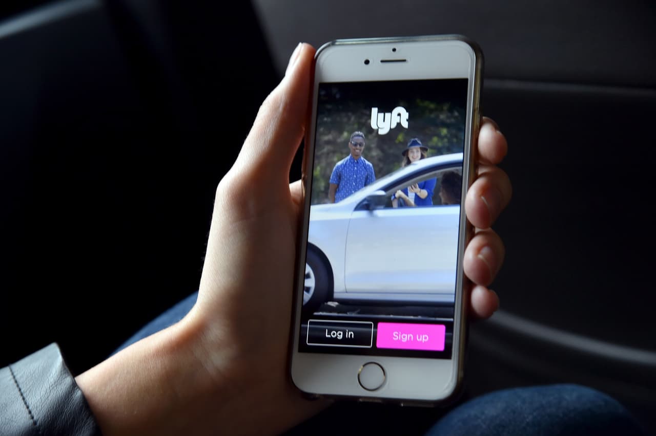Es muy sencillo solicitar la ayuda de $20 a través de la aplicación de Lyft.