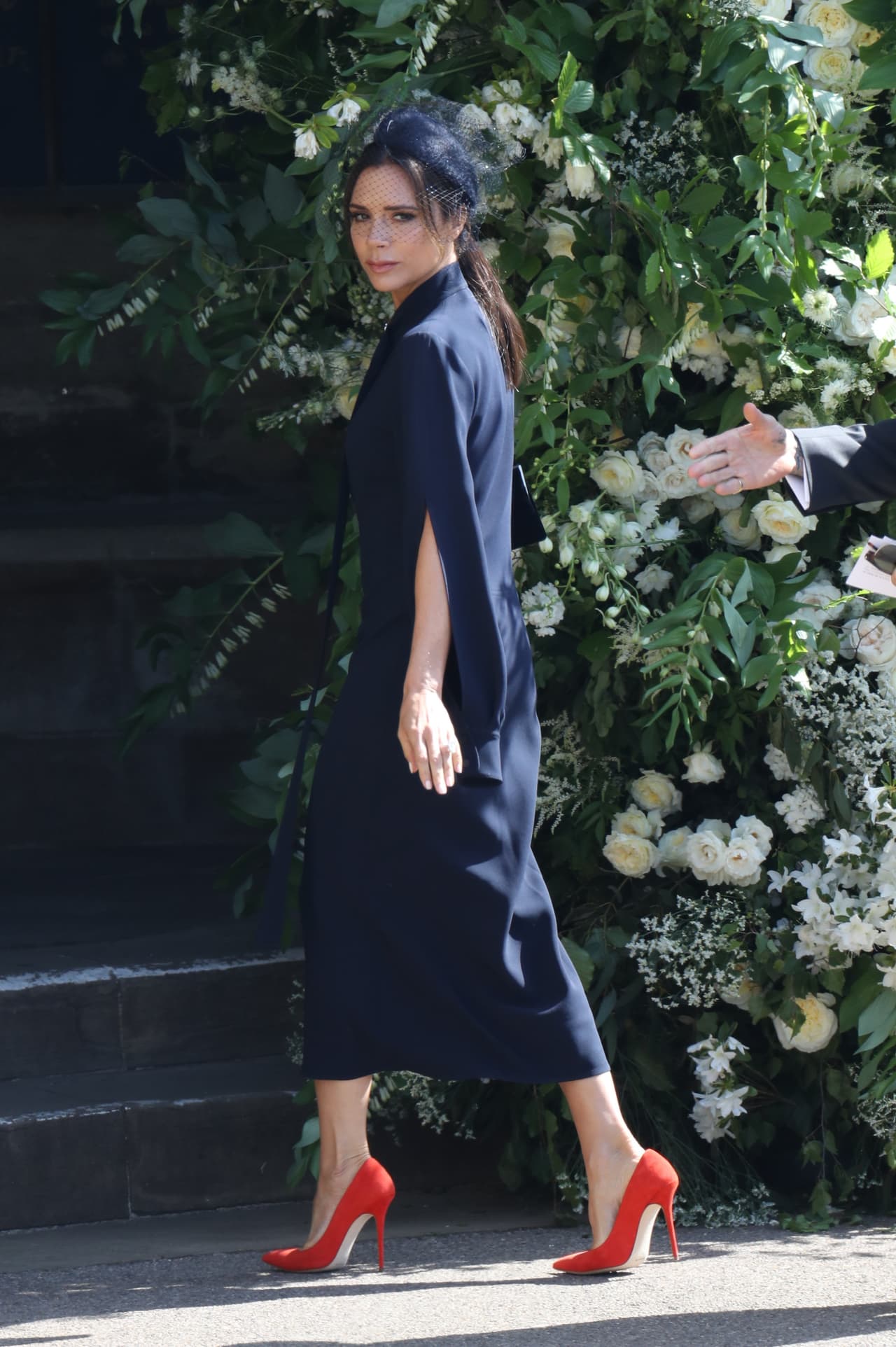 El vestido pertenece a la colección pre primavera-verano 2019 de su propia
<b><a href="https://www.victoriabeckham.com/">línea</a></b>. En color azul marino, la prenda es de corte midi en forma de lápiz con una hebilla al cuello en donde comenzaba un ligero escote hasta el pecho. Ese detalle y la apertura en las mangas fueron algunos de los elementos distintivos del atuendo.